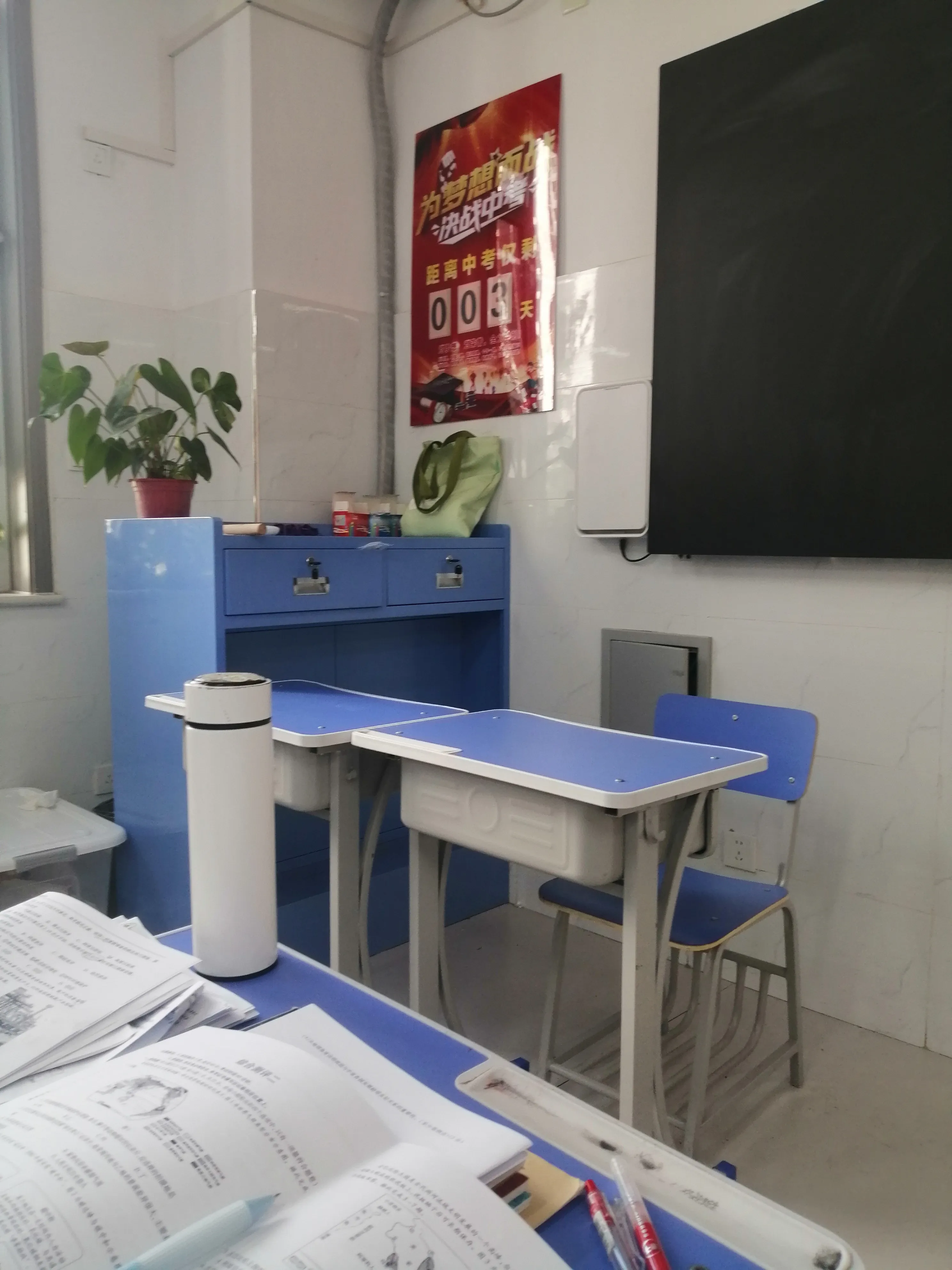 我们的教室没这么高级 这个是初三新校区